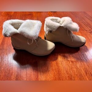 EUC Baffin Cream Fur-Lined Winter Boots